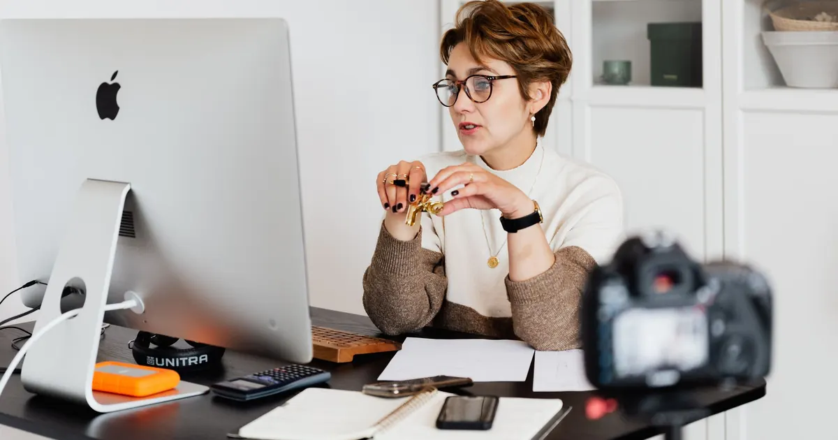 Moteris filmuoja vaizdo turinį studijoje: Reels idėjos verslui